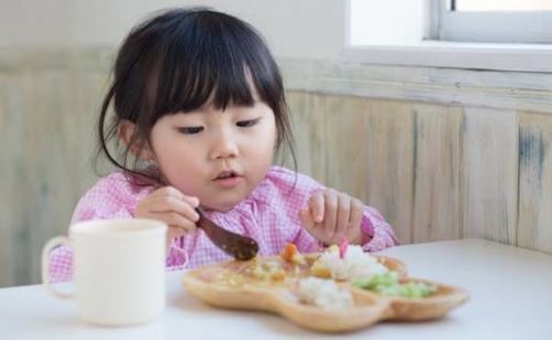 お子様が食事をしている様子