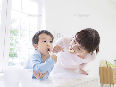 親子で仕上げ磨きをする様子