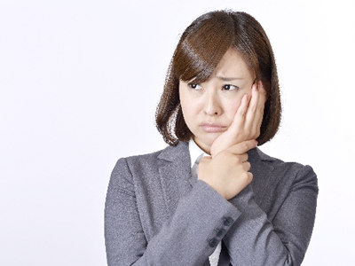 歯周病の症状に悩む女性